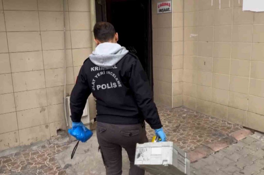 Pencereden Kimliği Alırken 2. Kattan Düşüp Yaralandı