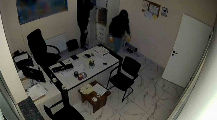 Maskeli Hırsızlar Kamerayı Çevirip Kasayı Soydu