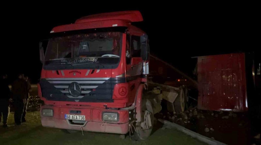 Süt Tankeri İle Pancar Yüklü Tır Çarpıştı: 2 Yaralı