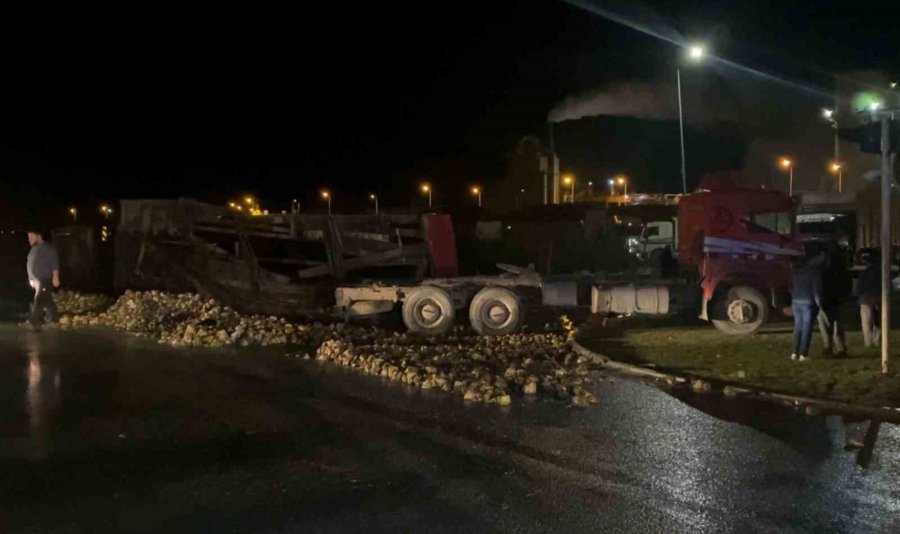Süt Tankeri İle Pancar Yüklü Tır Çarpıştı: 2 Yaralı