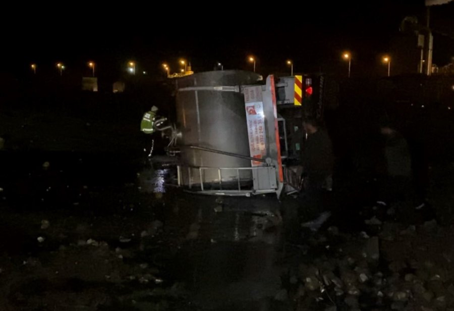 Süt Tankeri İle Pancar Yüklü Tır Çarpıştı: 2 Yaralı