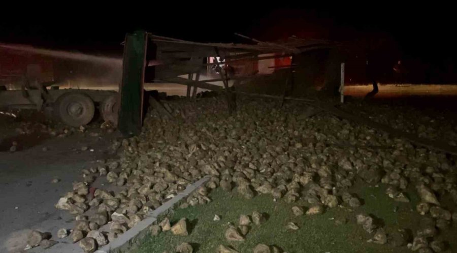 Süt Tankeri İle Pancar Yüklü Tır Çarpıştı: 2 Yaralı