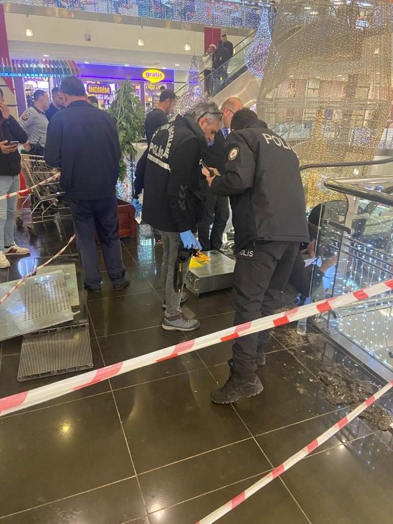 Konya’da Yürüyen Merdivende Düşen Çocuğun Parmakları Koptu