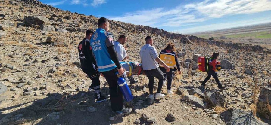 Arazide Rahatsızlanan Avcının Yardımına Umke Yetişti