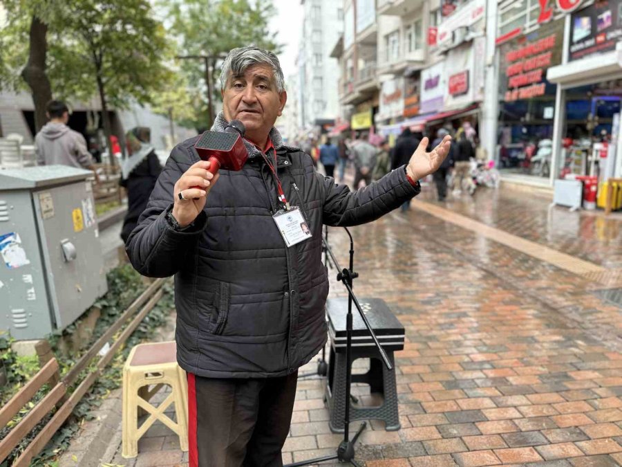 Sokaklarda Her Koşulda Şarkı Söyleyerek Geçimini Sağlıyor