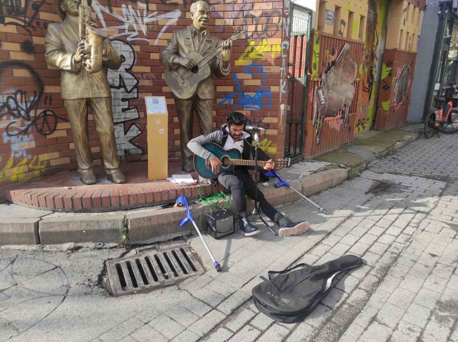 Yürüme Engelli Sanatçı Şarkı Söylemek İçin Yaz-kış Sokakta