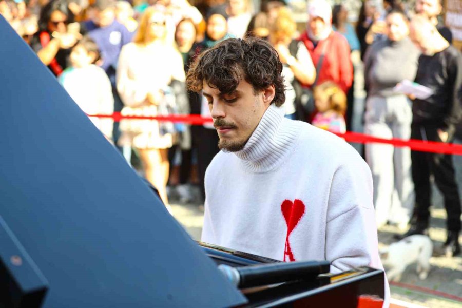 Saat Kulesi Ve Cam Piramit’te Piyano Şöleni