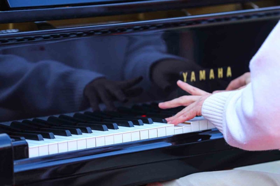 Saat Kulesi Ve Cam Piramit’te Piyano Şöleni