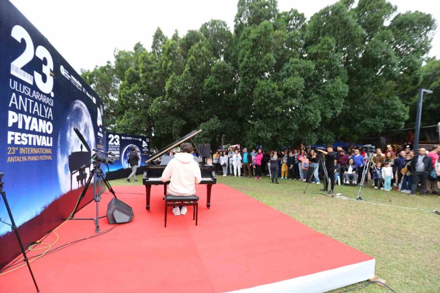 Saat Kulesi Ve Cam Piramit’te Piyano Şöleni