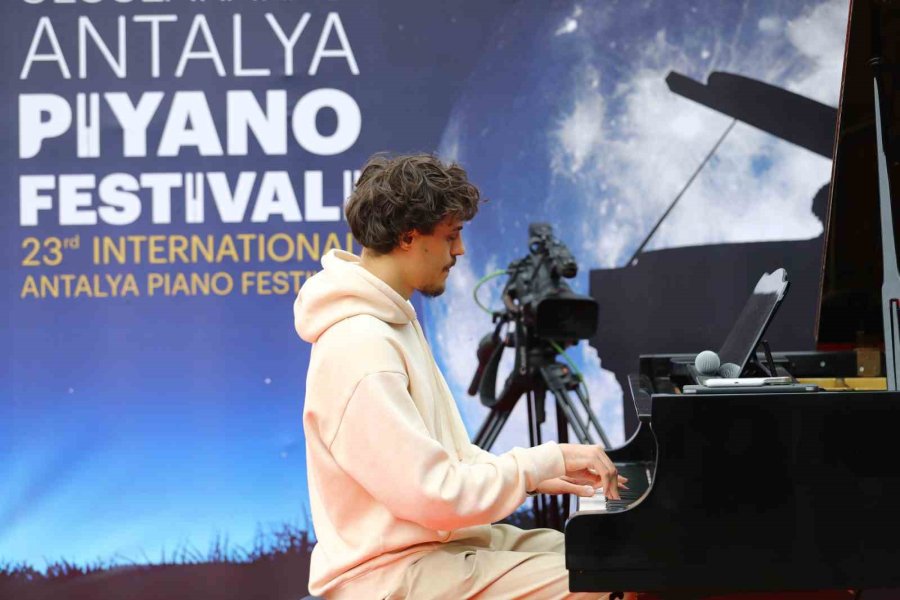 Saat Kulesi Ve Cam Piramit’te Piyano Şöleni