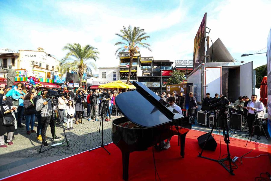 Saat Kulesi Ve Cam Piramit’te Piyano Şöleni