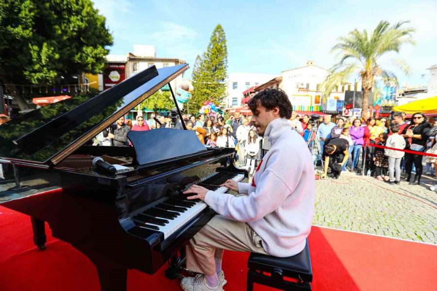 Saat Kulesi Ve Cam Piramit’te Piyano Şöleni