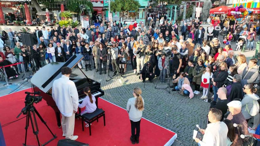 Saat Kulesi Ve Cam Piramit’te Piyano Şöleni