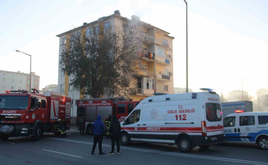 5 Katlı Binada Çıkan Yangın Korkuttu