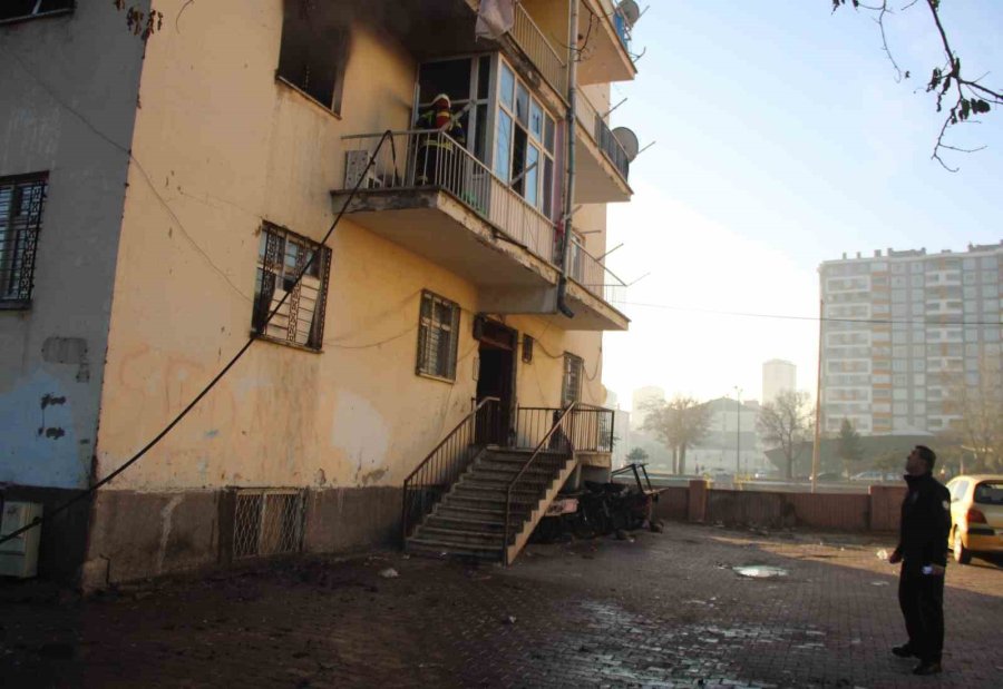 5 Katlı Binada Çıkan Yangın Korkuttu