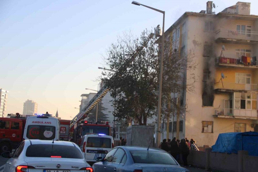 5 Katlı Binada Çıkan Yangın Korkuttu