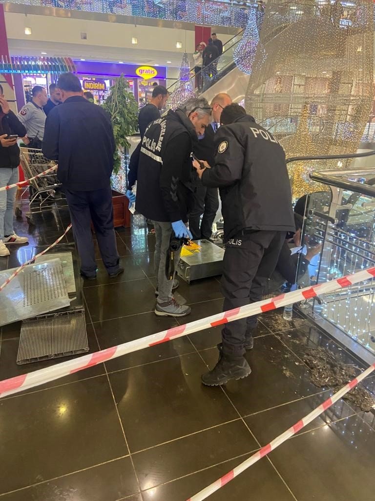 Konya’da 1,5 Yaşındaki Çocuğun Yürüyen Merdivende Kopan 2 Parmağı Yerine Dikildi