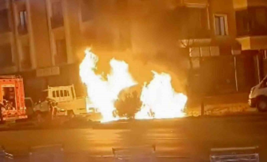 Seyir Halindeki Minibüs Alev Topuna Döndü