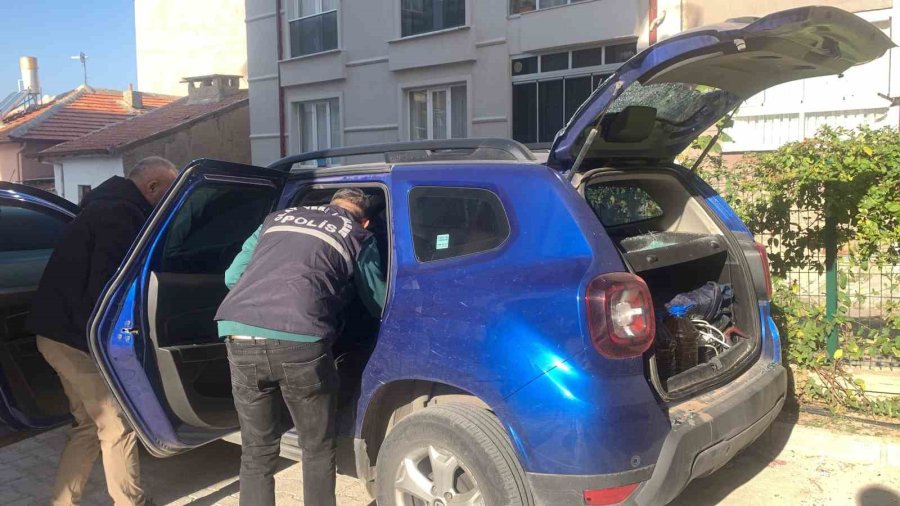 Karaman’da Site Bahçesindeki Cip Gece Yarısı Kurşunlandı