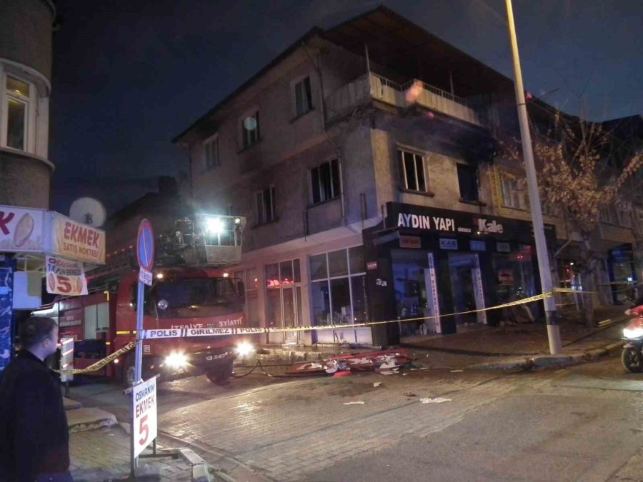 Yangında Evde Dumandan Etkilenen 3 Kişiyi İtfaiye Kurtardı