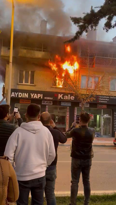 Yangında Evde Dumandan Etkilenen 3 Kişiyi İtfaiye Kurtardı