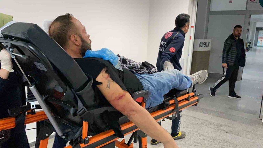 Bıçakla Yaralandı, Yarasını Unutup Gazetecilere Sardı