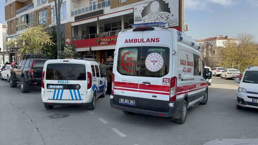 Bıçakla Yaralandı, Yarasını Unutup Gazetecilere Sardı