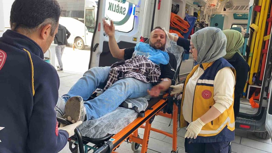 Bıçakla Yaralandı, Yarasını Unutup Gazetecilere Sardı