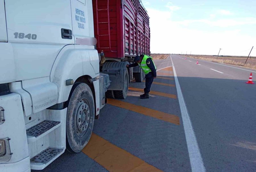 Aksaray’da Jandarma Ekipleri Kış Lastiği Denetiminde