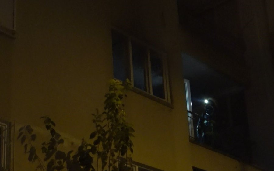 Alev Alev Yanan Daire, İtfaiye Erinin Hızlı Müdahalesiyle Söndürüldü