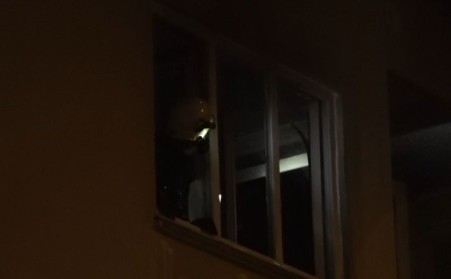 Alev Alev Yanan Daire, İtfaiye Erinin Hızlı Müdahalesiyle Söndürüldü