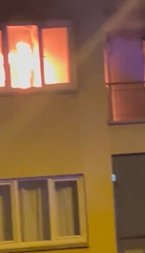 Alev Alev Yanan Daire, İtfaiye Erinin Hızlı Müdahalesiyle Söndürüldü