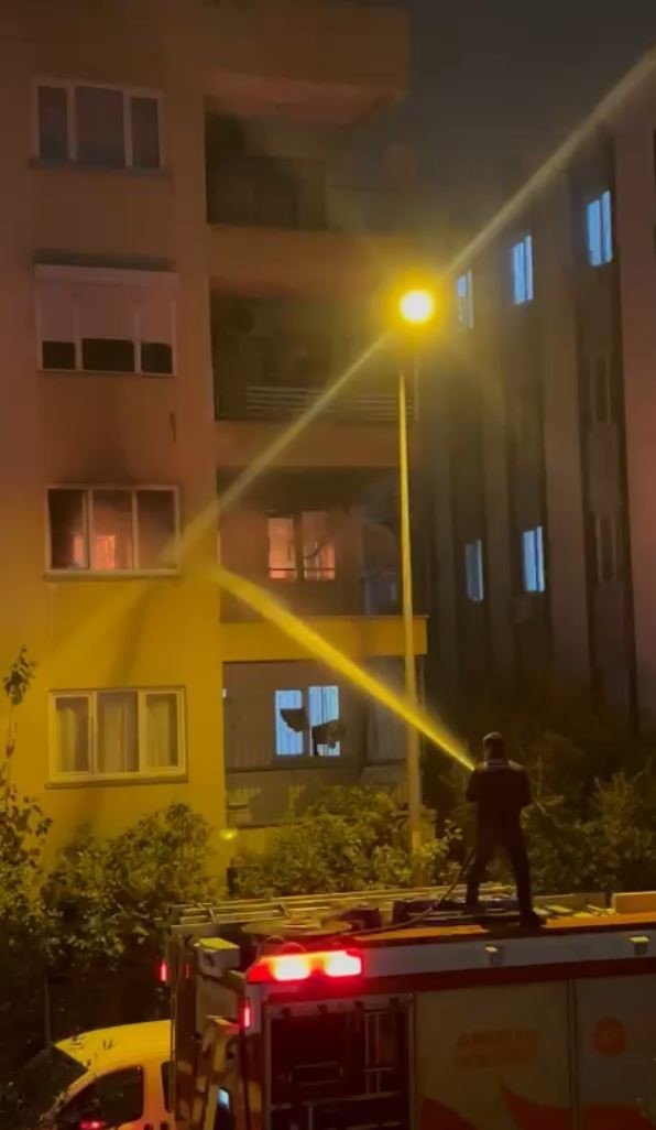 Alev Alev Yanan Daire, İtfaiye Erinin Hızlı Müdahalesiyle Söndürüldü