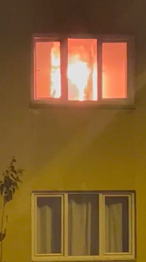 Alev Alev Yanan Daire, İtfaiye Erinin Hızlı Müdahalesiyle Söndürüldü