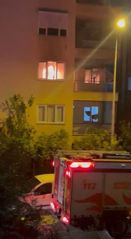 Alev Alev Yanan Daire, İtfaiye Erinin Hızlı Müdahalesiyle Söndürüldü