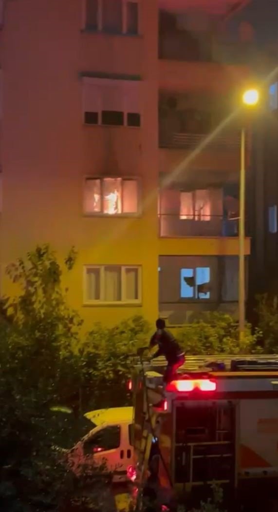 Alev Alev Yanan Daire, İtfaiye Erinin Hızlı Müdahalesiyle Söndürüldü