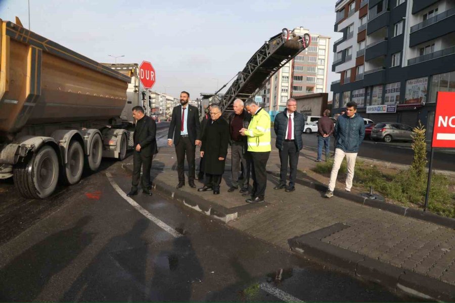 Binlerce Aracın Geçtiği Erkilet Bulvarının Asfaltı Yenileniyor