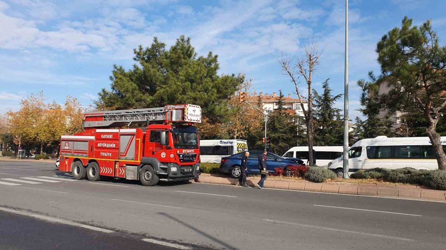 Ağaca Çarpan Otomobilde Maddi Hasar Oluştu