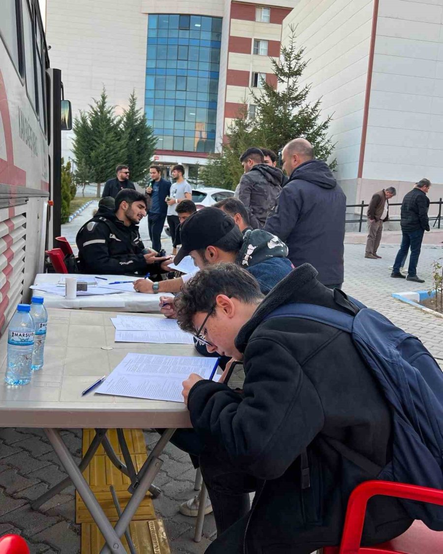 Öğrenciler Kan Bağışında Bulundu