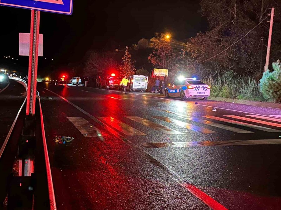 Yolun Karşısına Geçerken Otomobilin Çarptığı Anne Ve Oğlu Hayatını Kaybetti