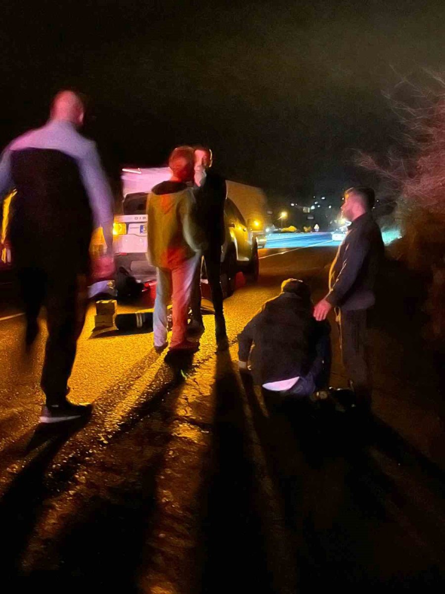 Yolun Karşısına Geçerken Otomobilin Çarptığı Anne Ve Oğlu Hayatını Kaybetti