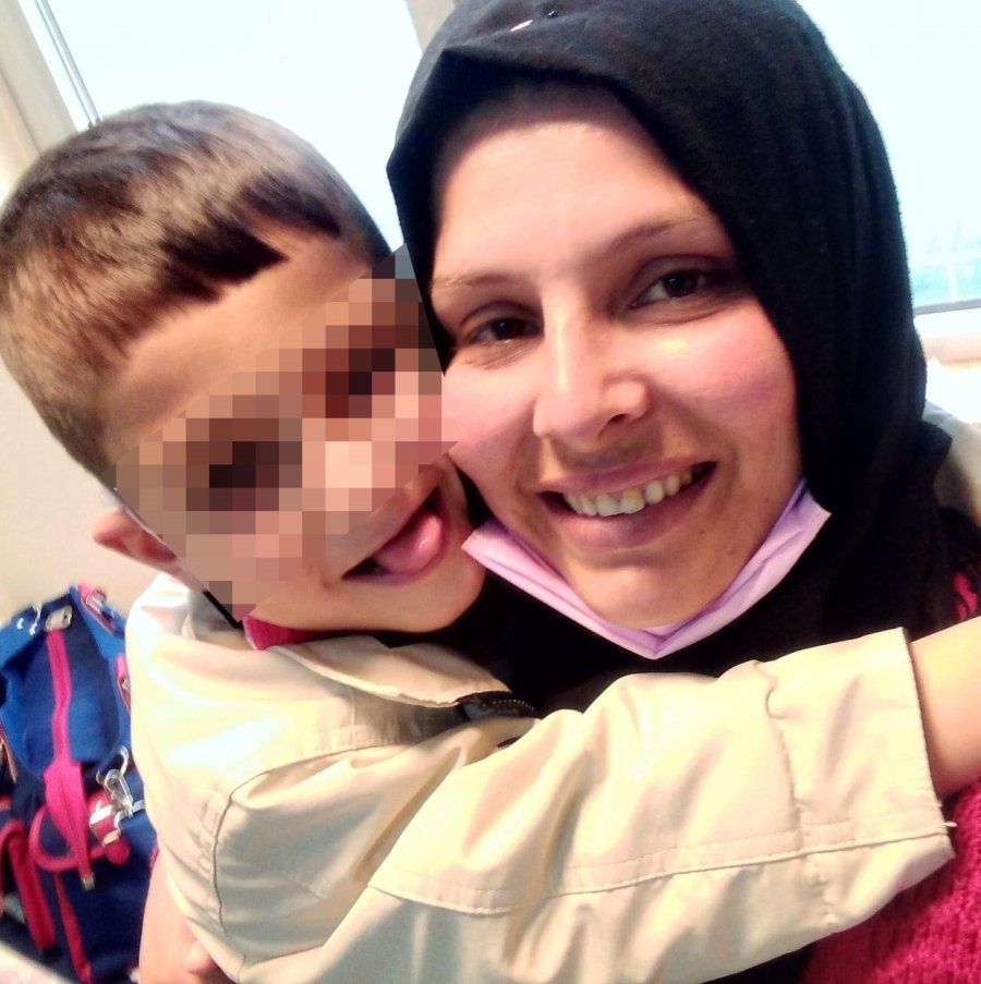 Yolun Karşısına Geçerken Otomobilin Çarptığı Anne Ve Oğlu Hayatını Kaybetti