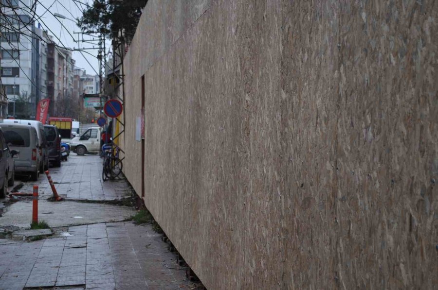 Yıllardır Kullanılan Sokağı ‘benim’ Diyerek Kapattı