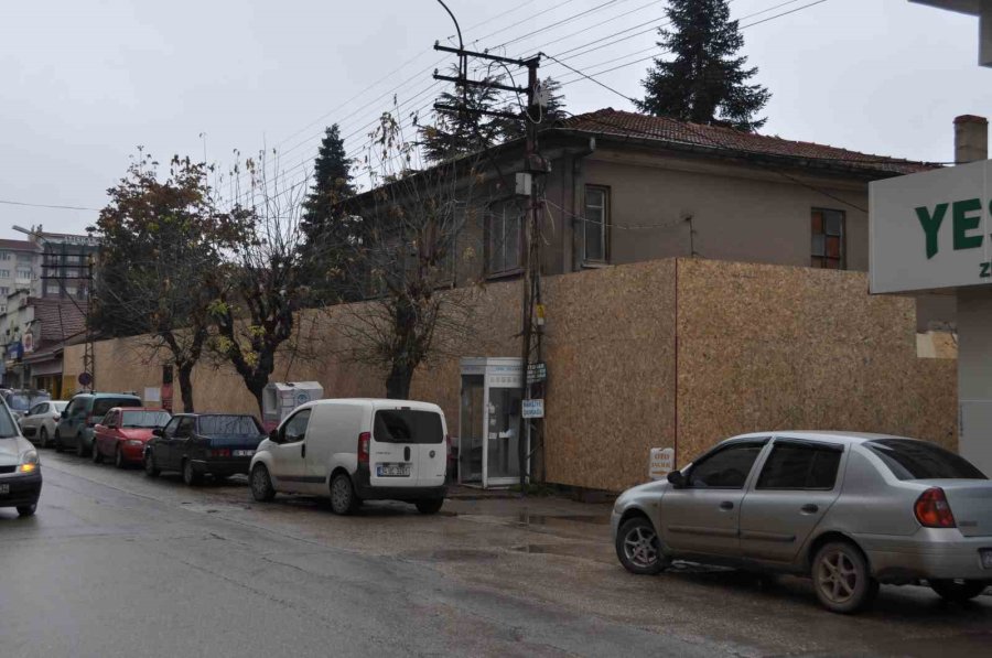 Yıllardır Kullanılan Sokağı ‘benim’ Diyerek Kapattı