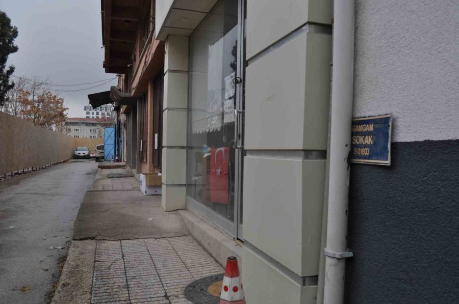 Yıllardır Kullanılan Sokağı ‘benim’ Diyerek Kapattı