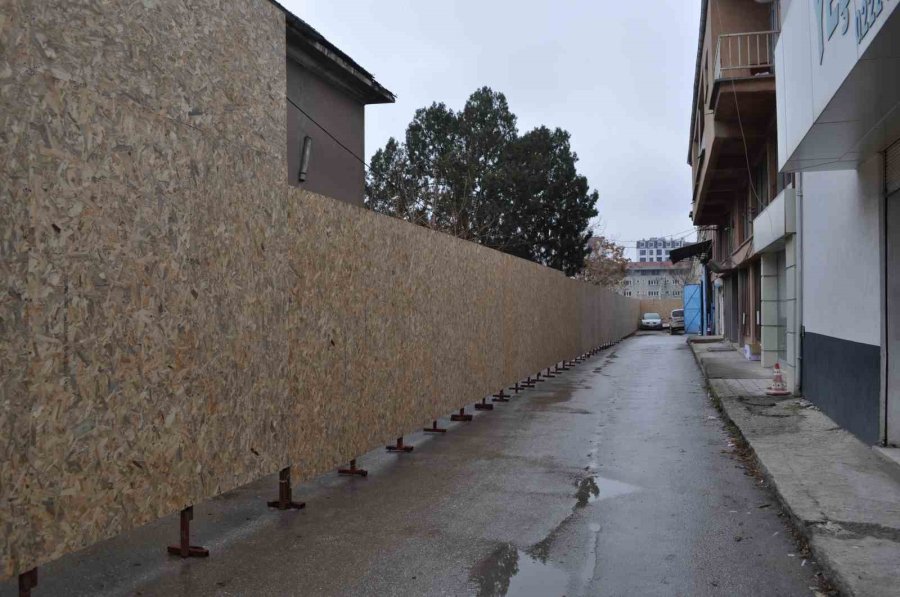 Yıllardır Kullanılan Sokağı ‘benim’ Diyerek Kapattı