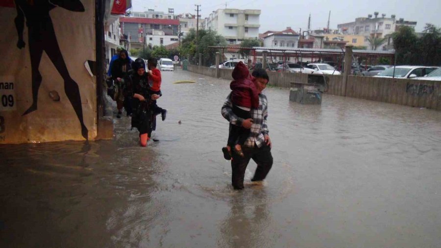 Mersin’de Sağanak Yağış Sele Neden Oldu