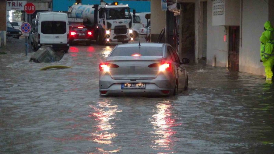 Mersin’de Sağanak Yağış Sele Neden Oldu