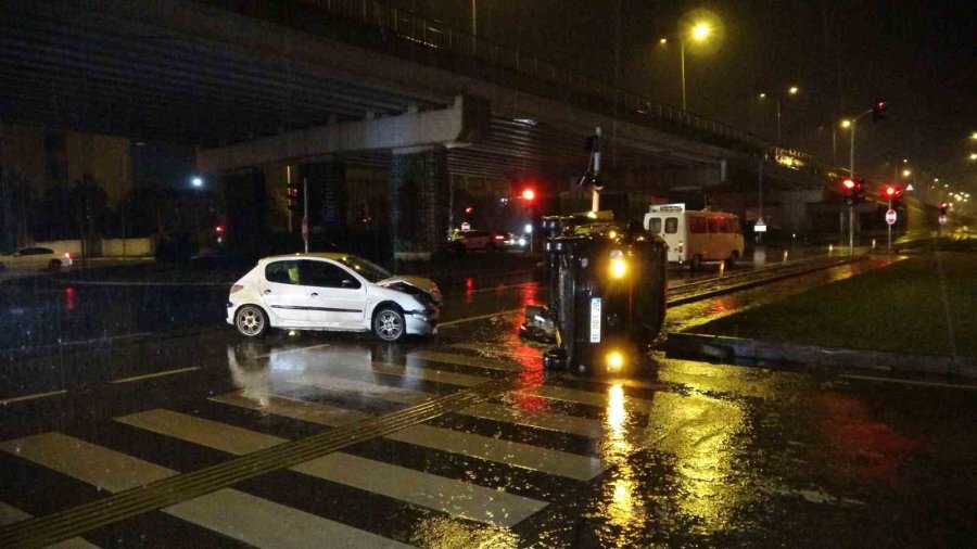 Otomobil İle Çarpışan Hafif Ticari Aracın Yan Yattığı Kazada 2 Kişi Yaralandı
