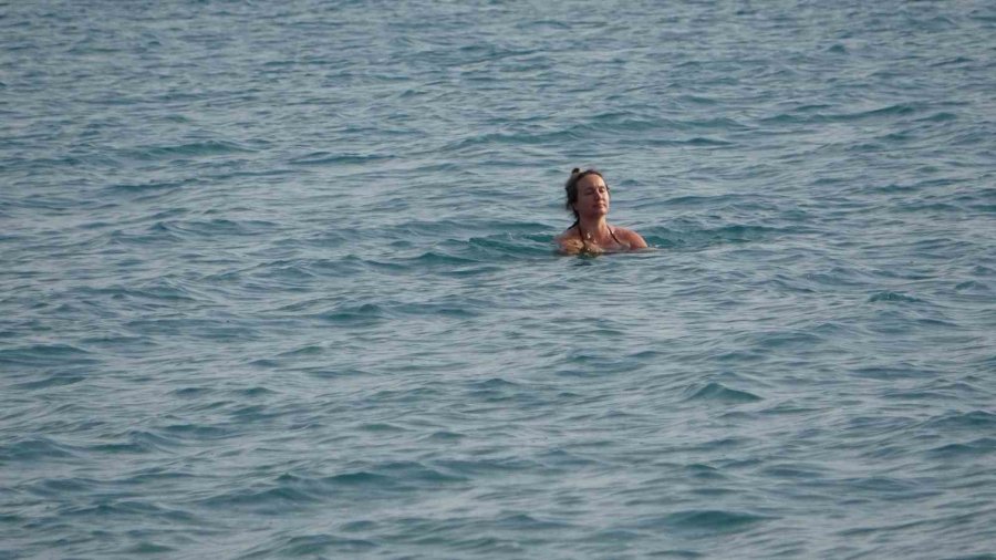 Yüksek Kesimlerine Kar Yağarken, Antalya’nın Sahillerinde Deniz Keyfi